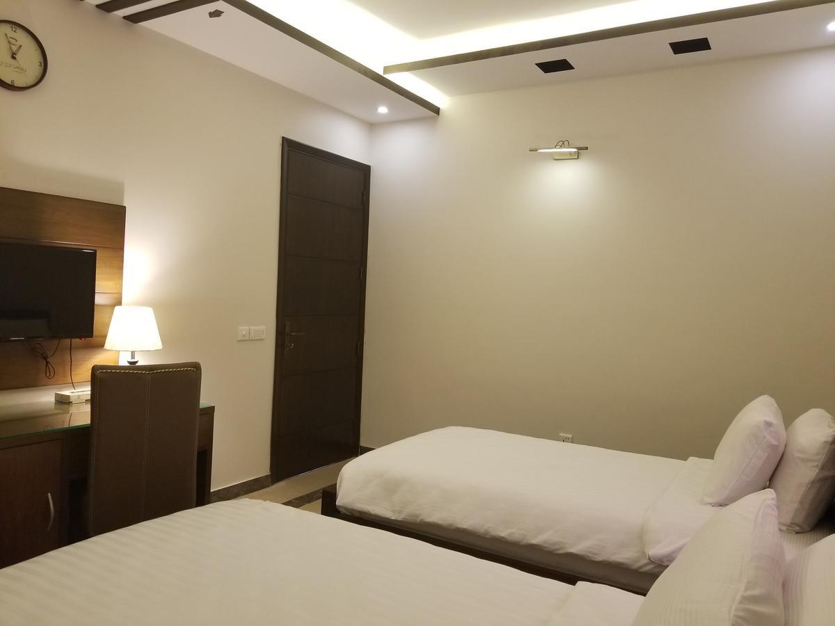 Zifan Hotel & Suites Karachi Exterior photo