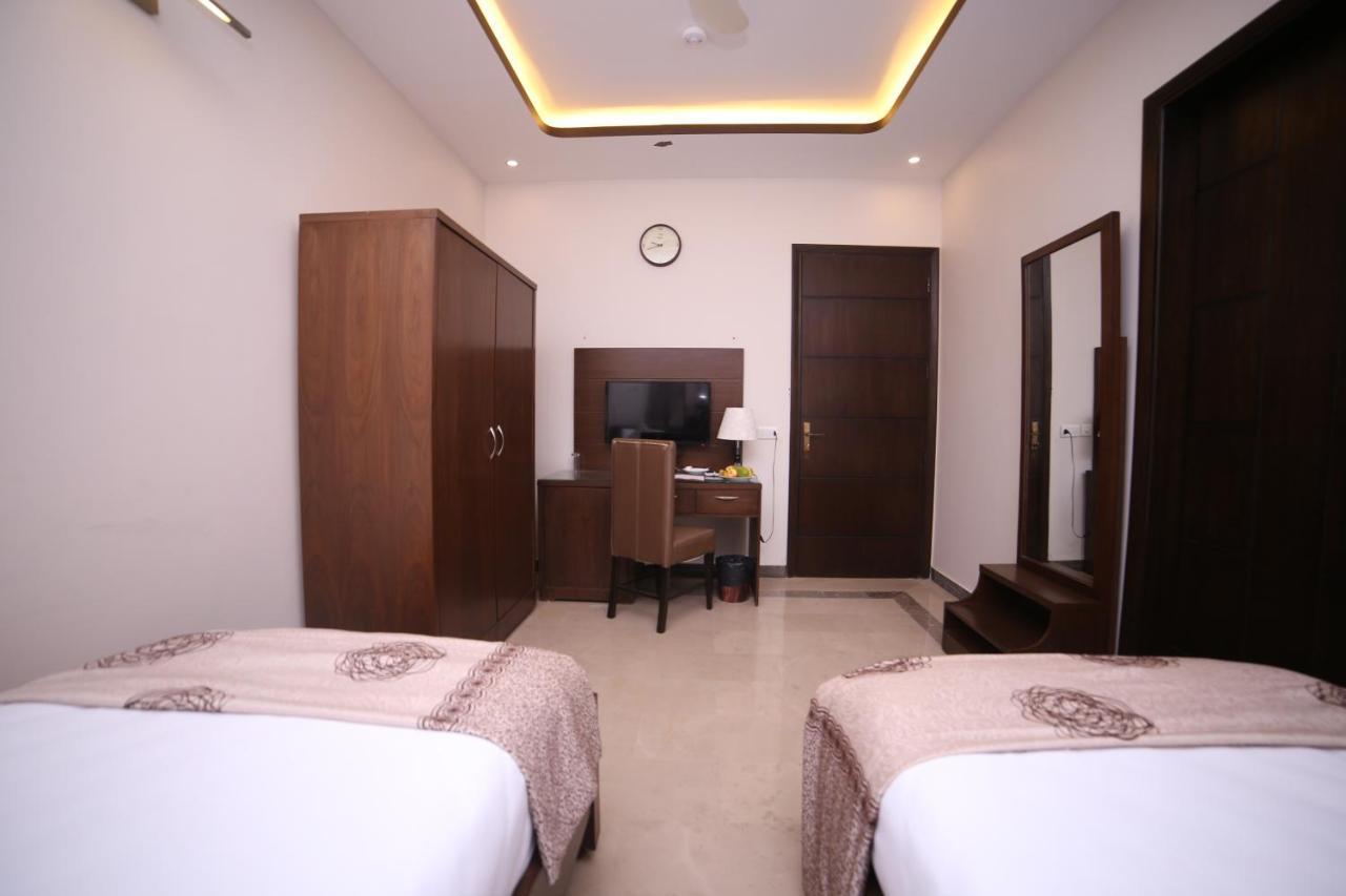 Zifan Hotel & Suites Karachi Exterior photo